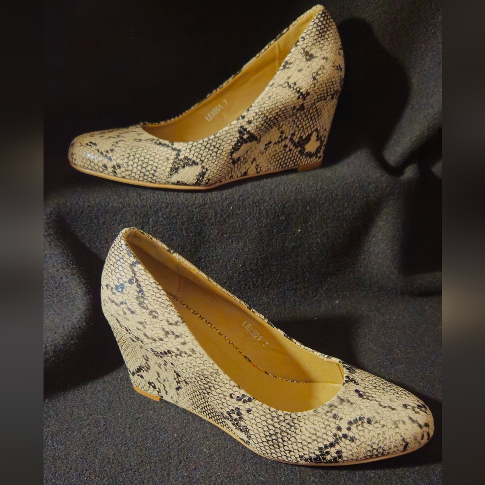 Riverberry Black & Cream Snake-Print Wedge Round Toe Pumps  -Size 7